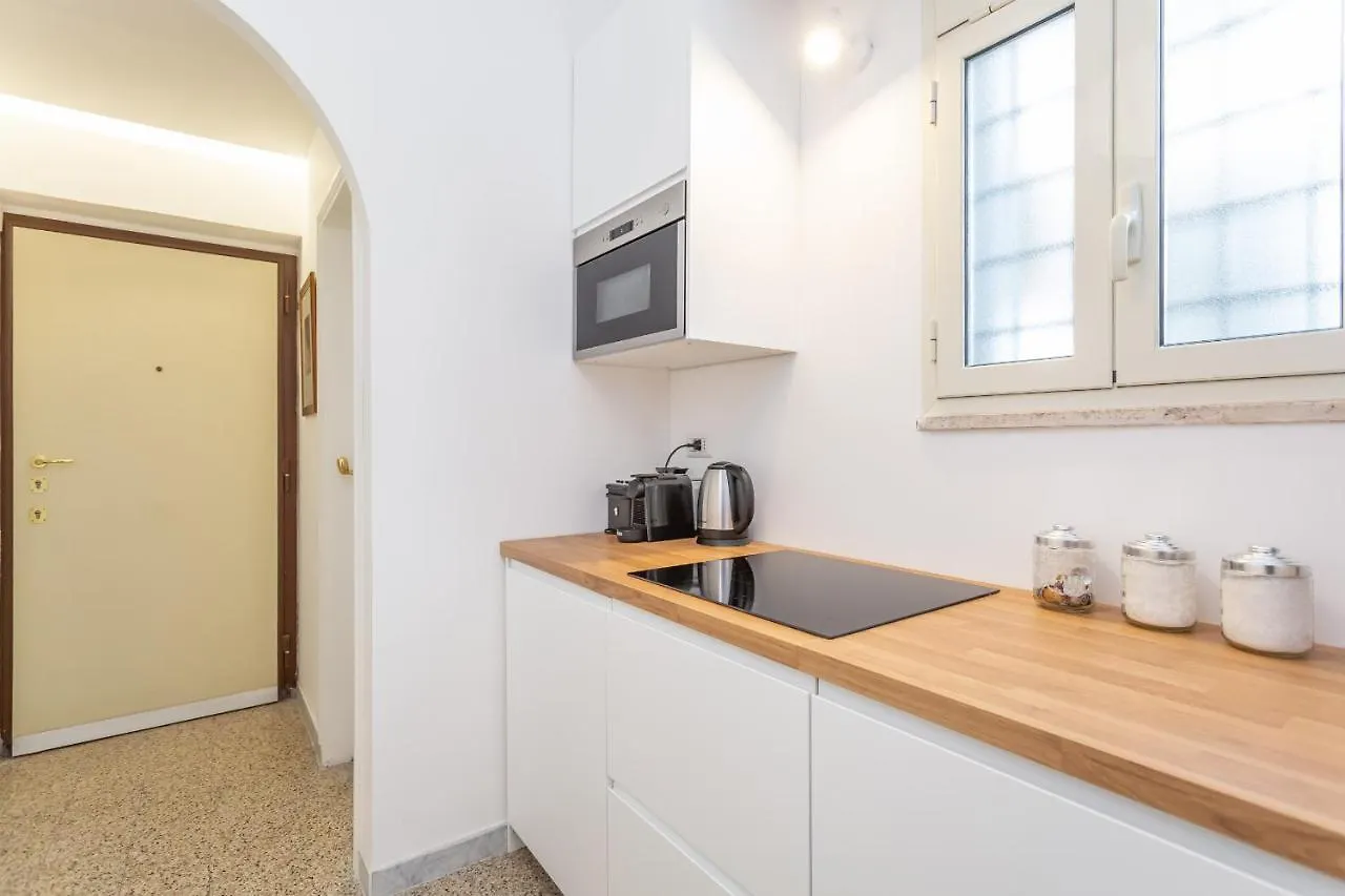 Apartment Oscar Apt Near Landmarks And Colosseum Rome Italy